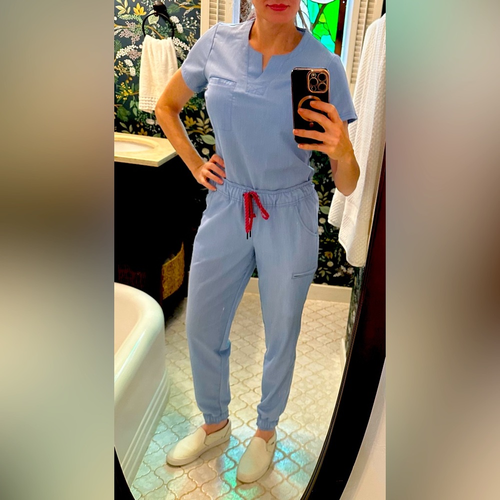 Jaanuu chambray jogger scrub set NWOT